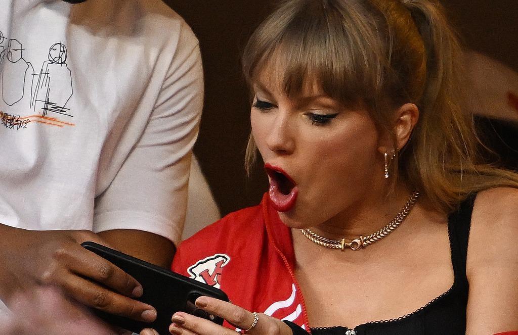 “霉霉”现身绯闻男友赛场 与男友妈妈亲密聊天同观赛