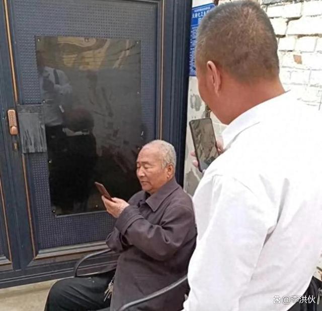 大衣哥朱之文又摊上事了！老人提行李堵门借钱，不给钱不走