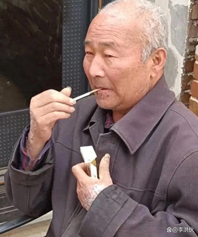大衣哥朱之文又摊上事了！老人提行李堵门借钱，不给钱不走