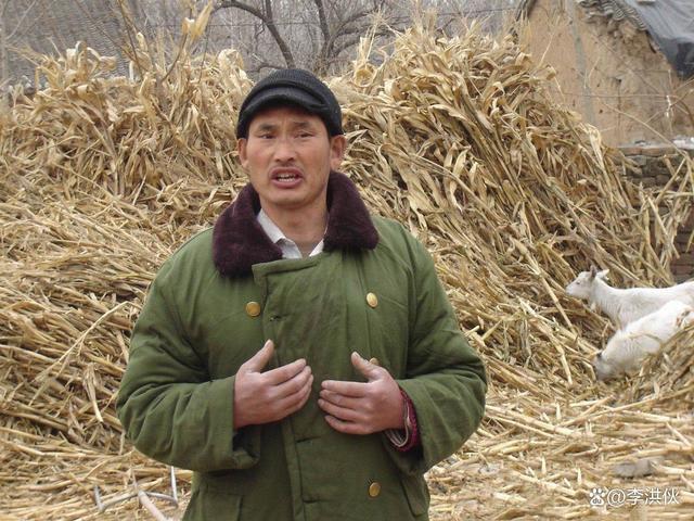 大衣哥朱之文又摊上事了！老人提行李堵门借钱，不给钱不走
