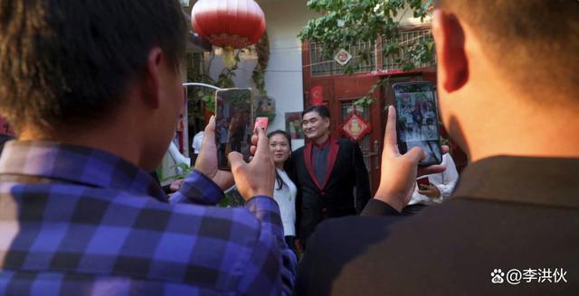 大衣哥朱之文又摊上事了！老人提行李堵门借钱，不给钱不走
