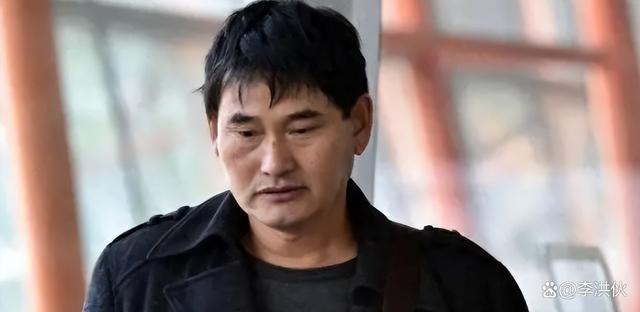大衣哥朱之文又摊上事了！老人提行李堵门借钱，不给钱不走