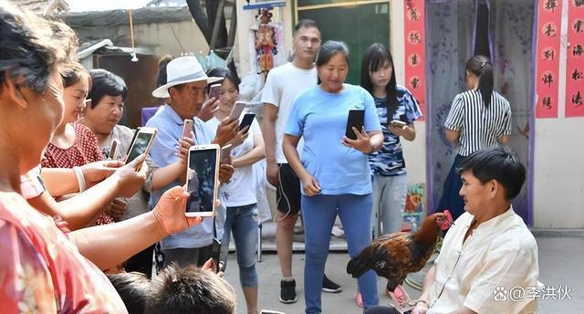 大衣哥朱之文又摊上事了！老人提行李堵门借钱，不给钱不走