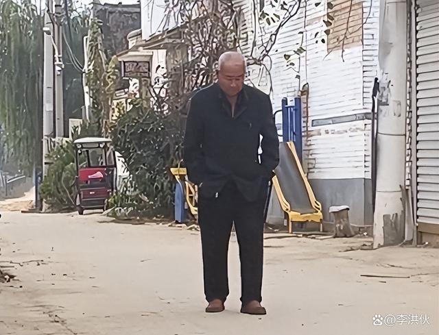 大衣哥朱之文又摊上事了！老人提行李堵门借钱，不给钱不走