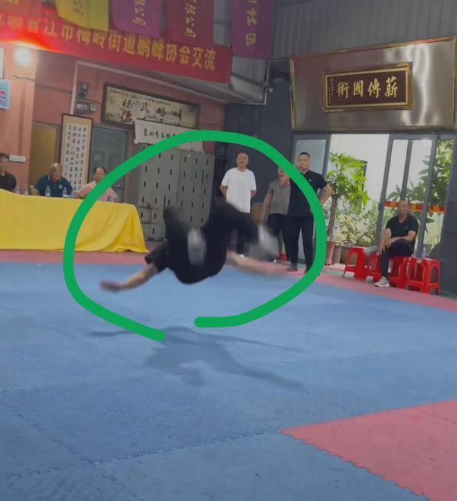 特步52岁董事长罕见露面：表演武术硬功夫太震撼，引发观众狂赞!