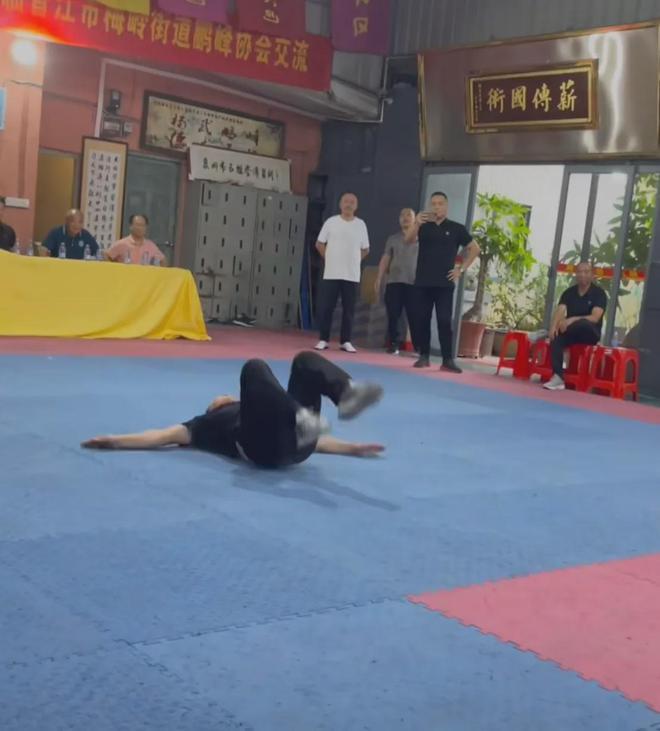 特步52岁董事长罕见露面：表演武术硬功夫太震撼，引发观众狂赞!