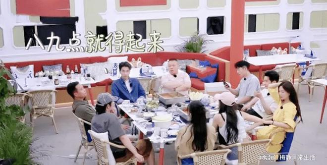 《中餐厅》明星8点起不了床惹争议，网友：看来他们不装了