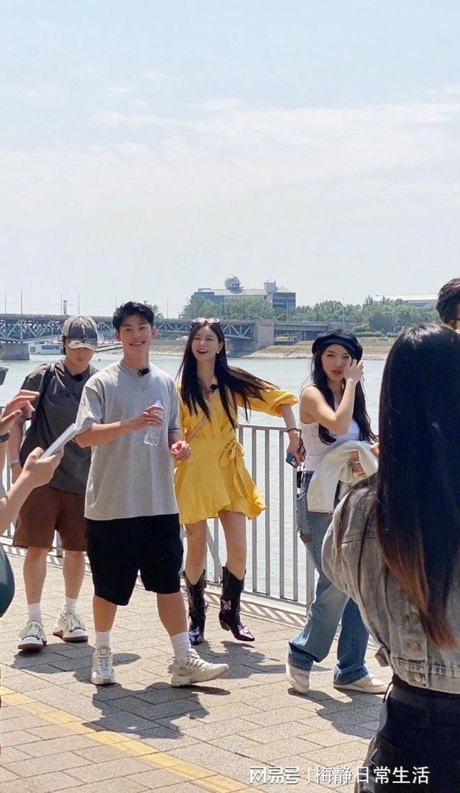 《中餐厅》明星8点起不了床惹争议，网友：看来他们不装了