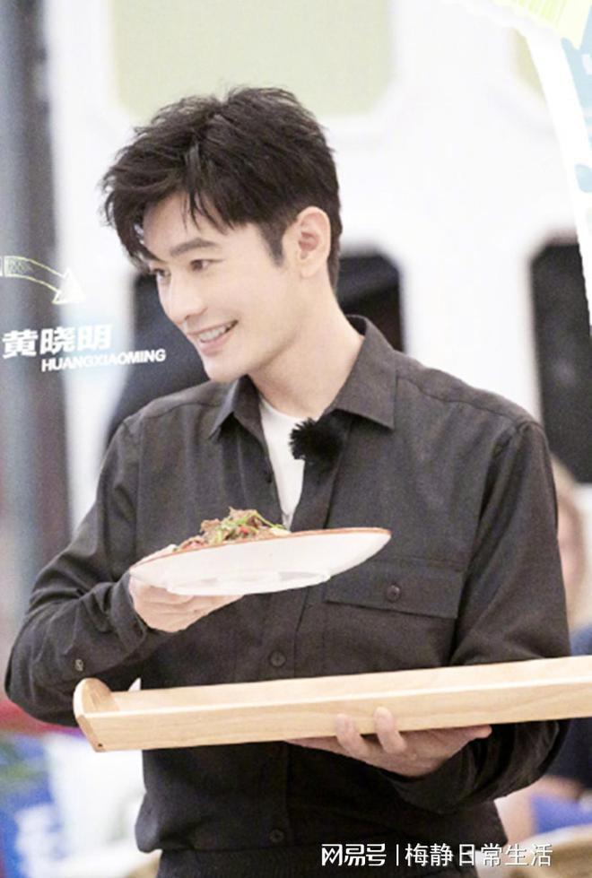 《中餐厅》明星8点起不了床惹争议，网友：看来他们不装了