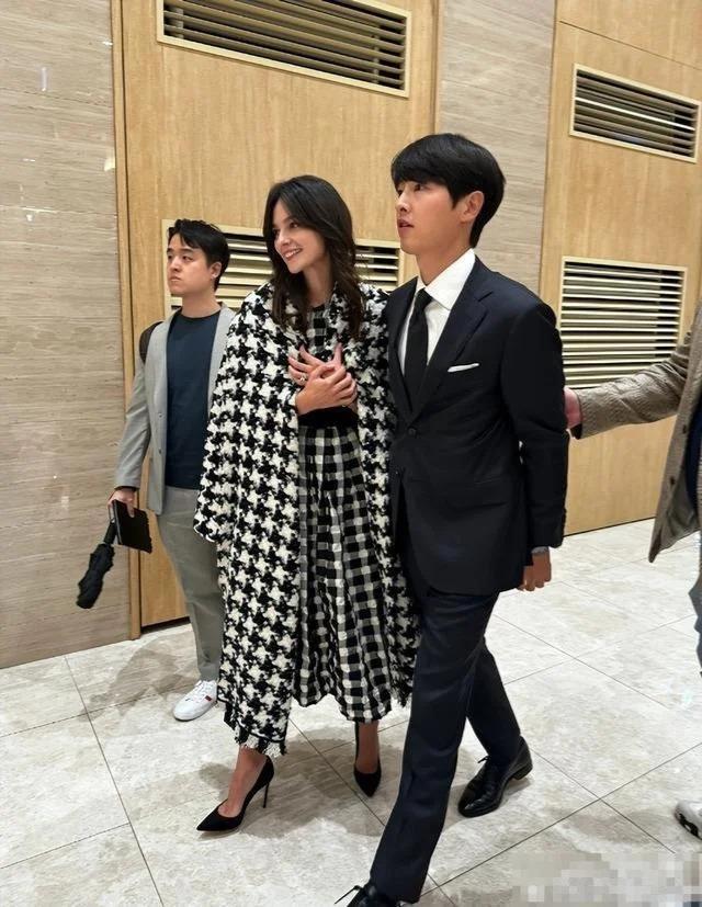 宋仲基夫妇出席妹妹婚礼，凯蒂产后首露面，身材高挑有气质