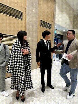 宋仲基夫妇出席妹妹婚礼，凯蒂产后首露面，身材高挑有气质