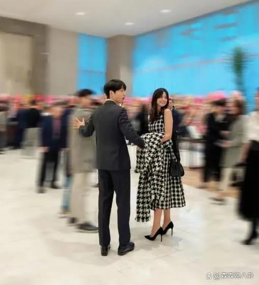 宋仲基夫妇出席妹妹婚礼，凯蒂产后首露面，身材高挑有气质