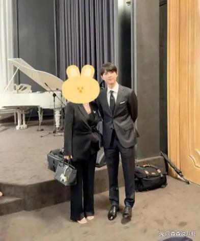 宋仲基夫妇出席妹妹婚礼，凯蒂产后首露面，身材高挑有气质