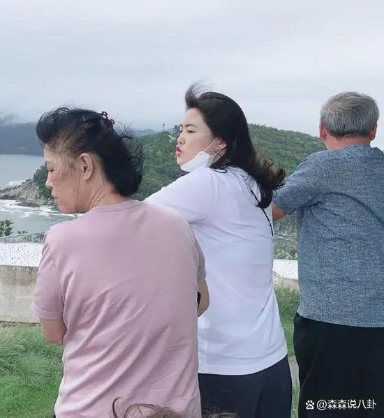 宋仲基夫妇出席妹妹婚礼，凯蒂产后首露面，身材高挑有气质