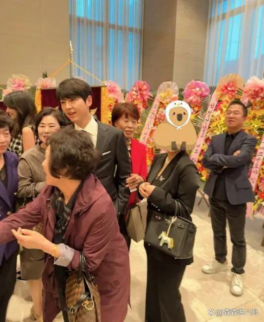 宋仲基夫妇出席妹妹婚礼，凯蒂产后首露面，身材高挑有气质