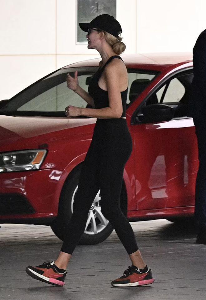 41岁伊万卡走出佛州豪宅，紧身背心好别致，自律让三娃妈健美