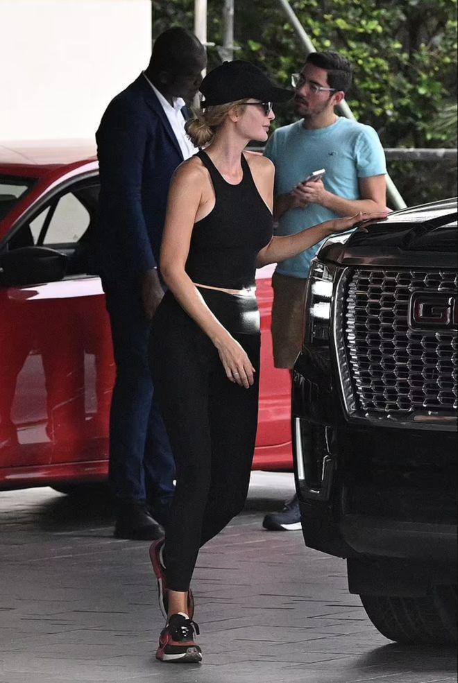 41岁伊万卡走出佛州豪宅，紧身背心好别致，自律让三娃妈健美