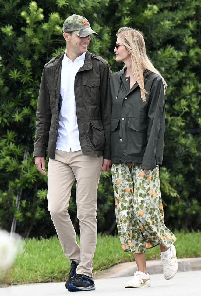 41岁伊万卡走出佛州豪宅，紧身背心好别致，自律让三娃妈健美