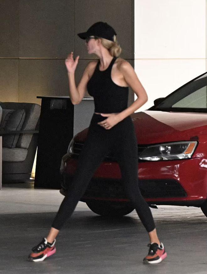 41岁伊万卡走出佛州豪宅，紧身背心好别致，自律让三娃妈健美