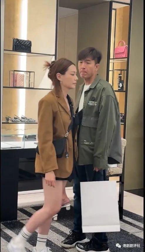 马国明汤洛雯法国逛商场被偶遇，靓汤全程黑脸被指好强势