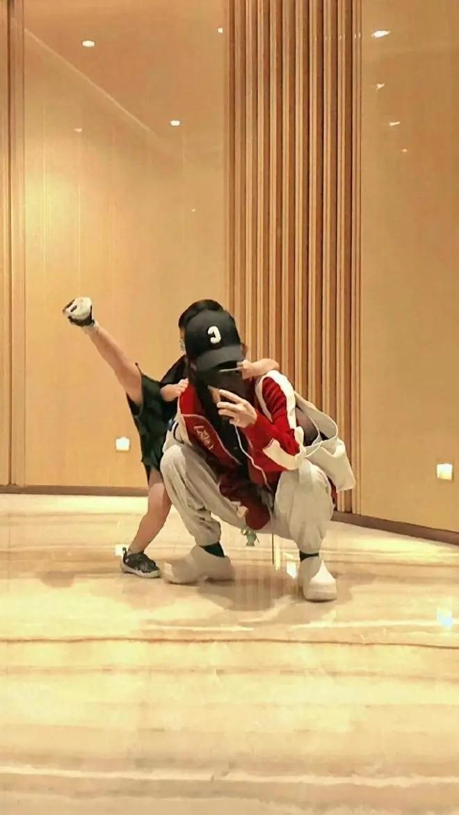 被传恋情绯闻，赵丽颖王一博同时更新动态