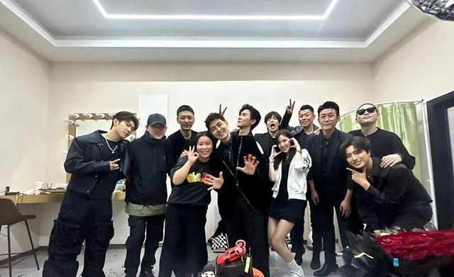 陈若仪晒照为林志颖庆生 现场巨型玫瑰花束好浪漫