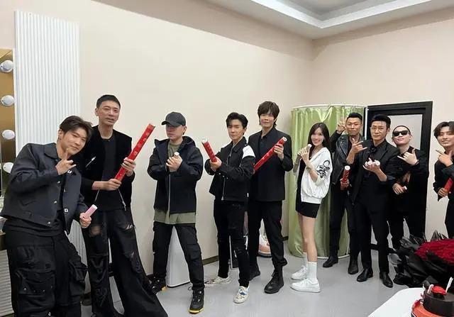 陈若仪晒照为林志颖庆生 现场巨型玫瑰花束好浪漫