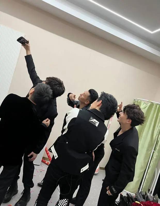 陈若仪晒照为林志颖庆生 现场巨型玫瑰花束好浪漫