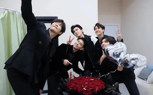 陈若仪晒照为林志颖庆生 现场巨型玫瑰花束好浪漫