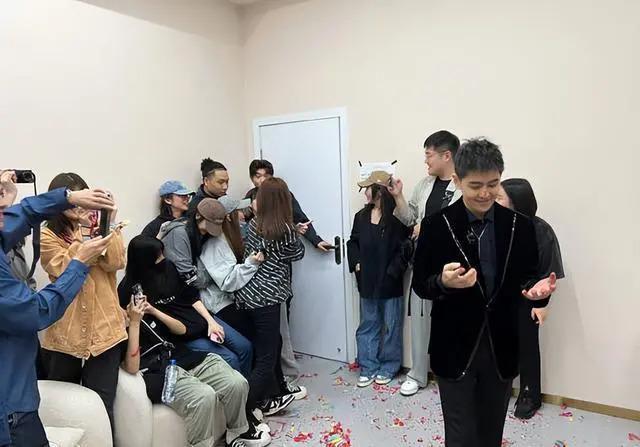 陈若仪晒照为林志颖庆生 现场巨型玫瑰花束好浪漫