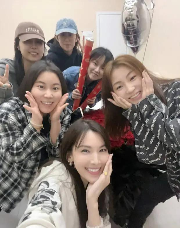 陈若仪晒照为林志颖庆生 现场巨型玫瑰花束好浪漫