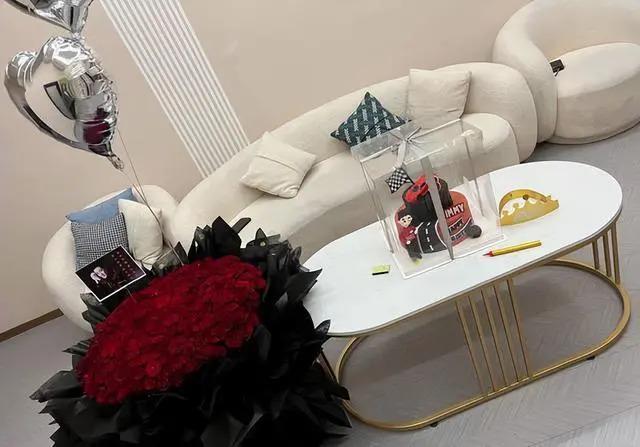 陈若仪晒照为林志颖庆生 现场巨型玫瑰花束好浪漫