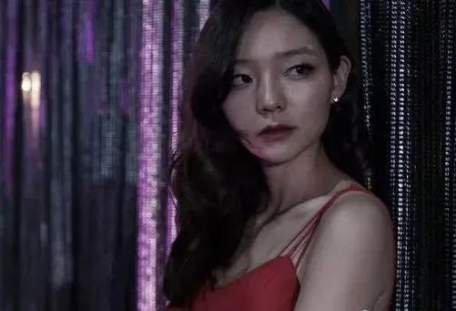 还记得忠武路女演员李絮吗？电影节红毯赢了…