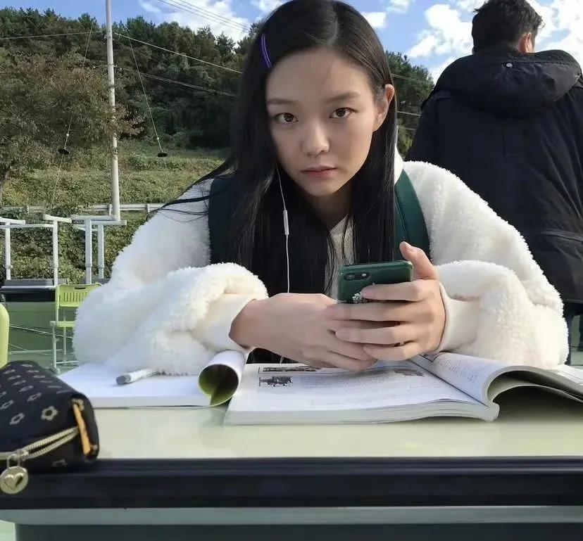还记得忠武路女演员李絮吗？电影节红毯赢了…