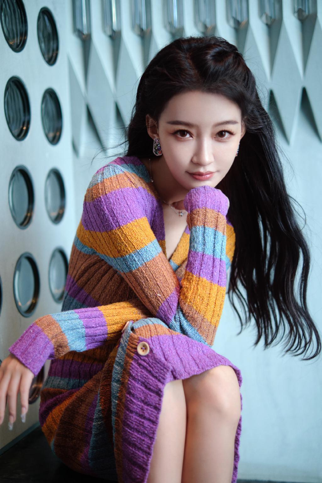 孙怡彩虹色条纹连身裙带你感受秋天里的温柔