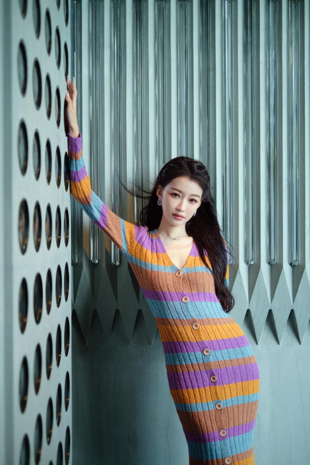 孙怡彩虹色条纹连身裙带你感受秋天里的温柔