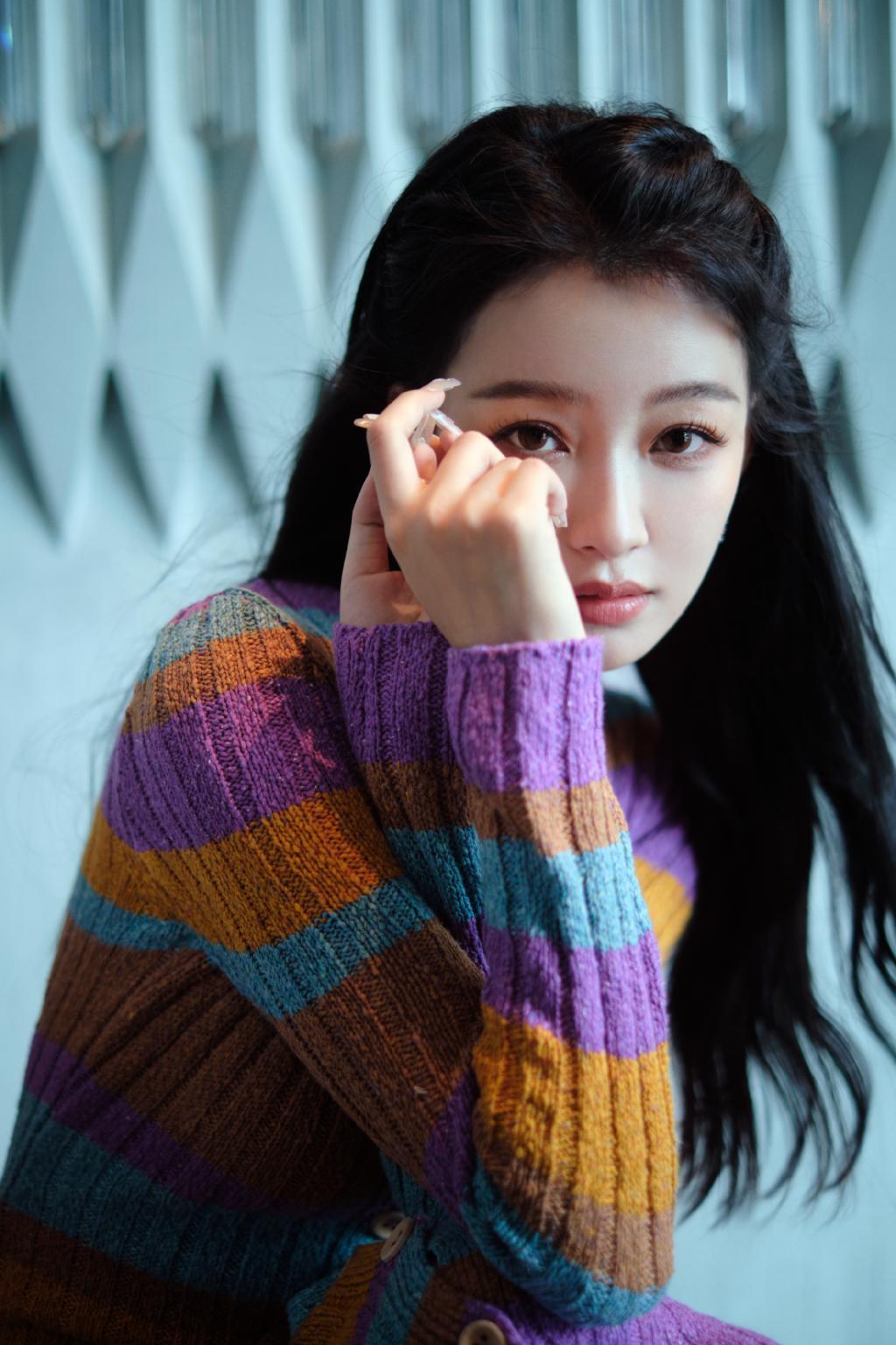 孙怡彩虹色条纹连身裙带你感受秋天里的温柔