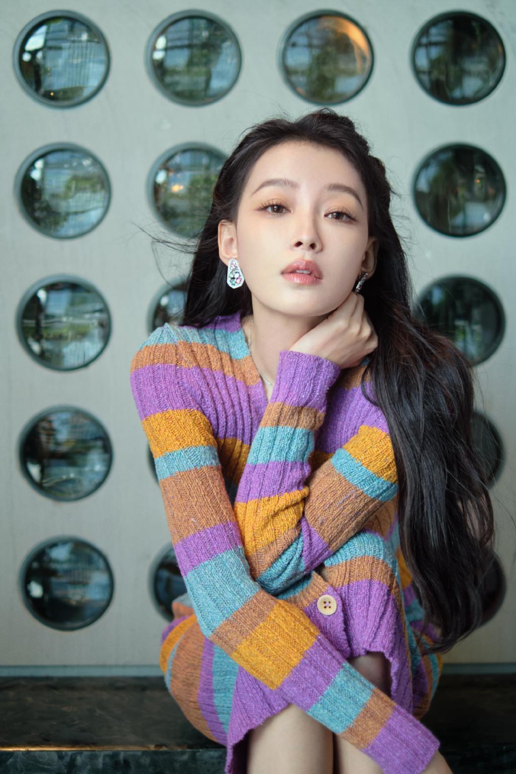 孙怡彩虹色条纹连身裙带你感受秋天里的温柔