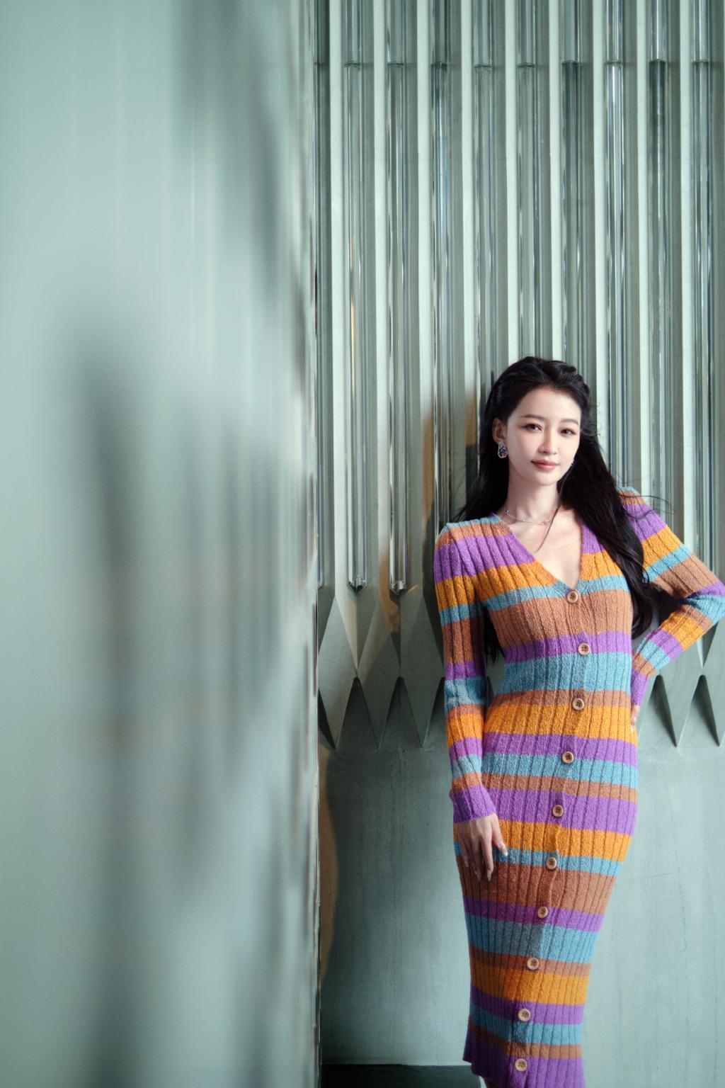 孙怡彩虹色条纹连身裙带你感受秋天里的温柔