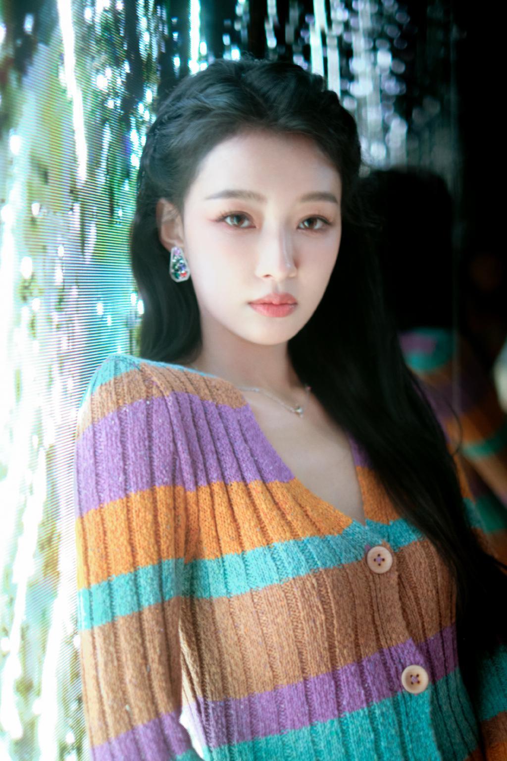 孙怡彩虹色条纹连身裙带你感受秋天里的温柔