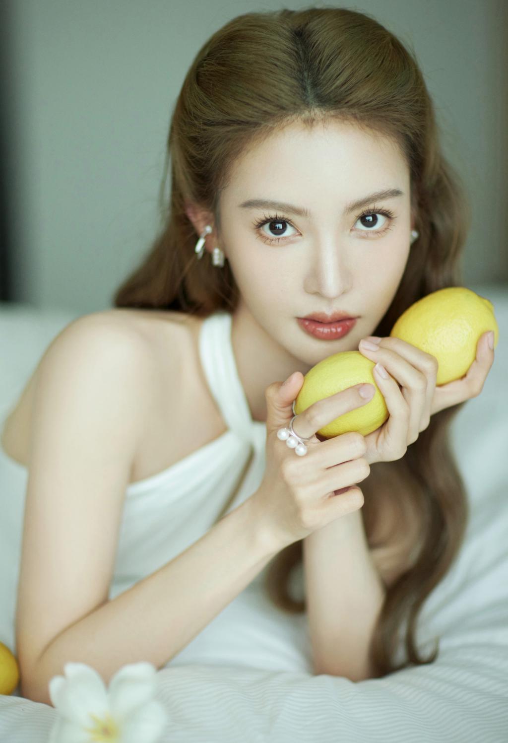 金晨一袭白色露背长裙拖尾摇曳诠释优雅