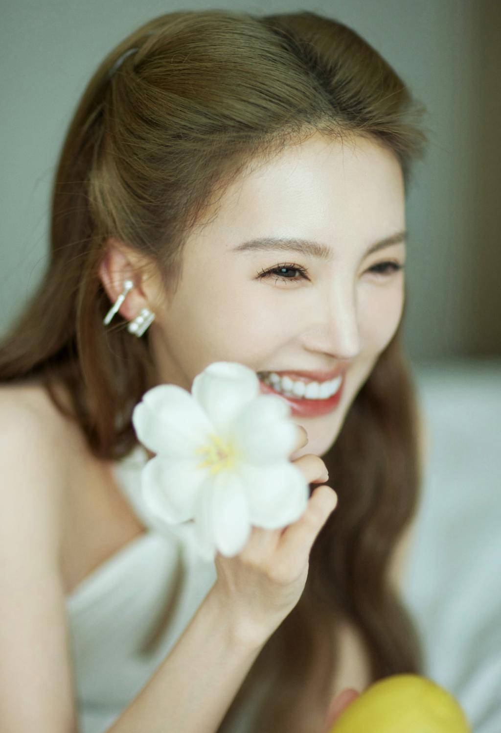 金晨一袭白色露背长裙拖尾摇曳诠释优雅