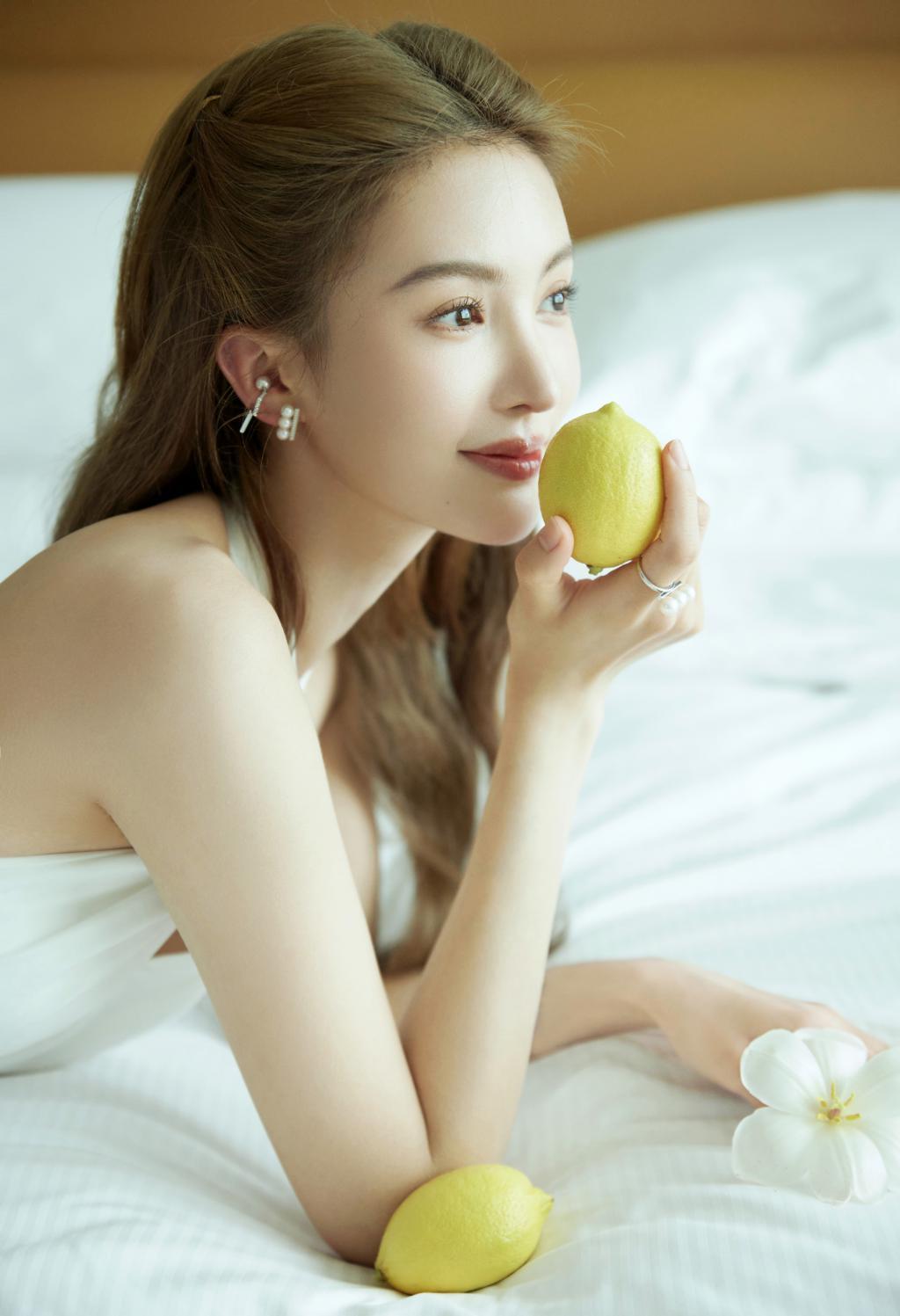 金晨一袭白色露背长裙拖尾摇曳诠释优雅