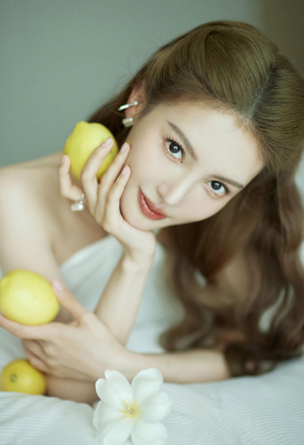 金晨一袭白色露背长裙拖尾摇曳诠释优雅