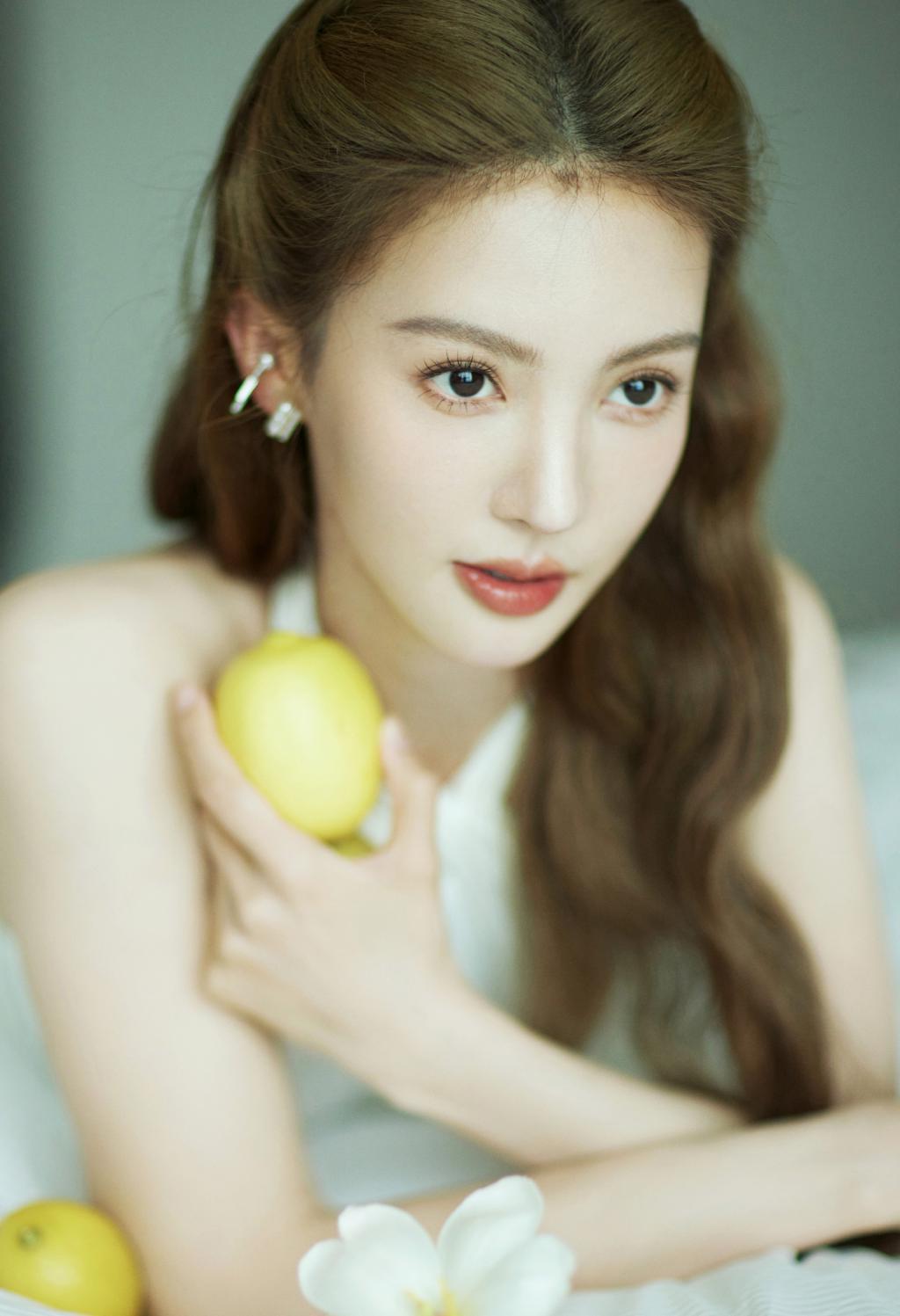 金晨一袭白色露背长裙拖尾摇曳诠释优雅