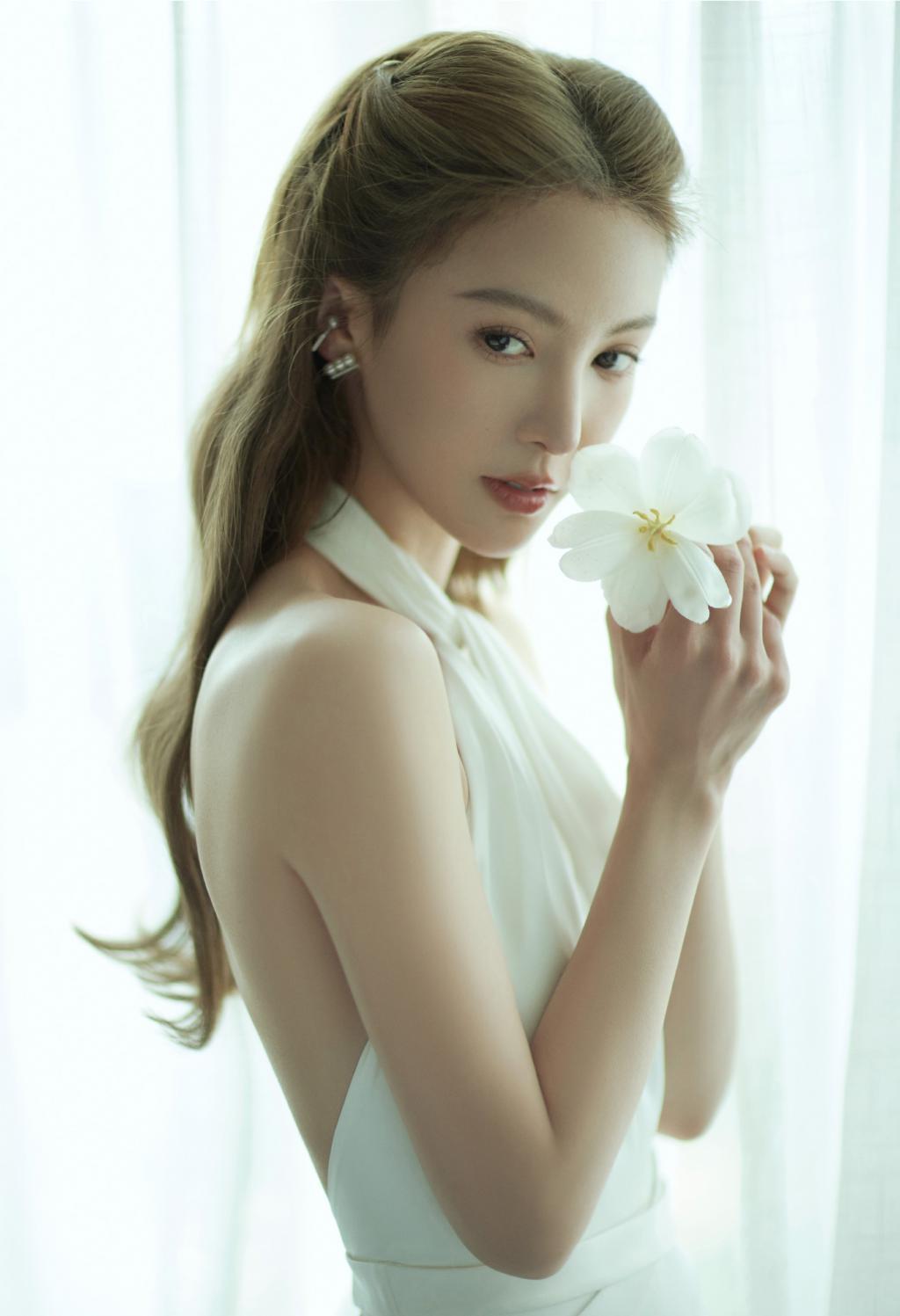 金晨一袭白色露背长裙拖尾摇曳诠释优雅