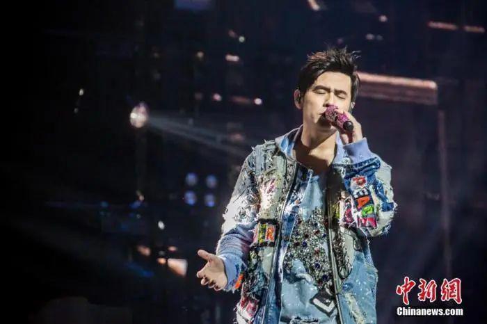 周杰伦演唱会现场，2人被行拘