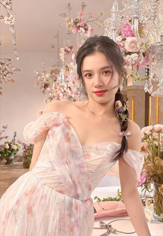 张婧仪晒九宫格美图，回应粉丝：你让不让我想发就发