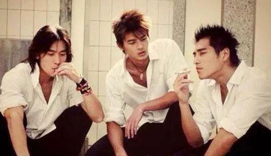 又一对模范夫妻离了!这是装不下去了.