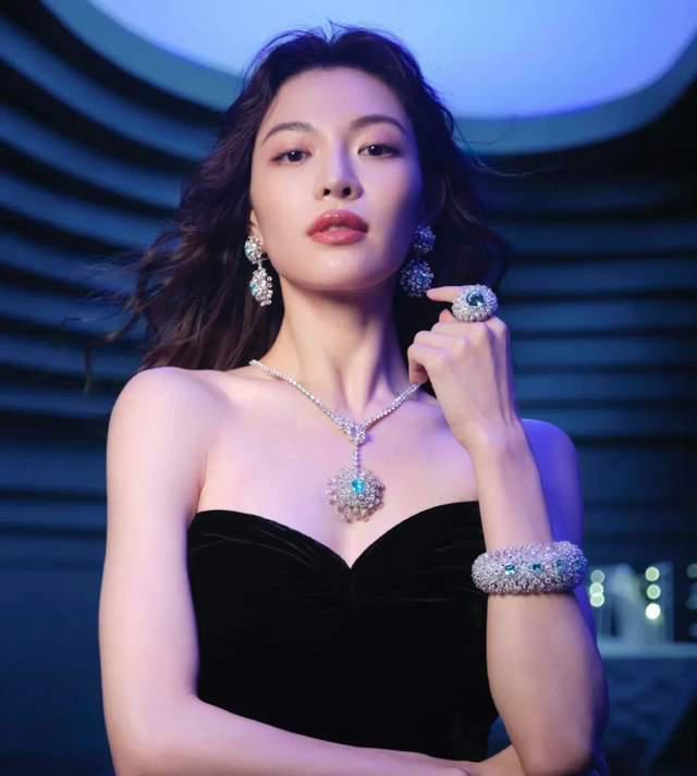杨颖再次缺席商务活动，代言升级一事搁浅，要躲到什么时候？